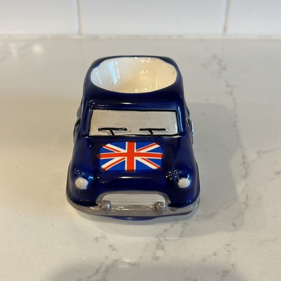 Cute British flag car to hold egg - Picture 2 of 7
